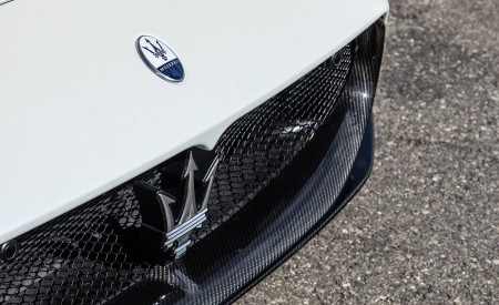 2021 Maserati MC20 (Color: Bianco Audace) Grill Wallpapers 450x275 (79)