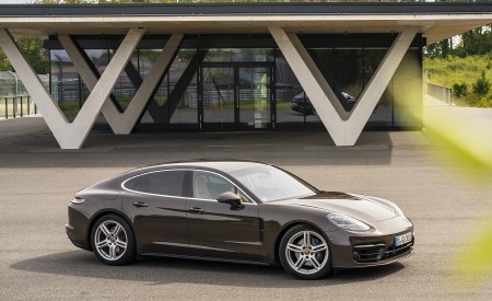 2021 Porsche Panamera 4 (Color: Truffle Brown Metallic) Front Three-Quarter Wallpapers 450x275 (13)