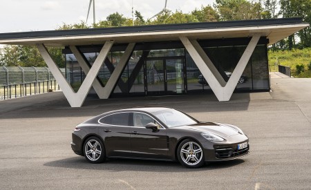 2021 Porsche Panamera 4 (Color: Truffle Brown Metallic) Front Three-Quarter Wallpapers  450x275 (7)