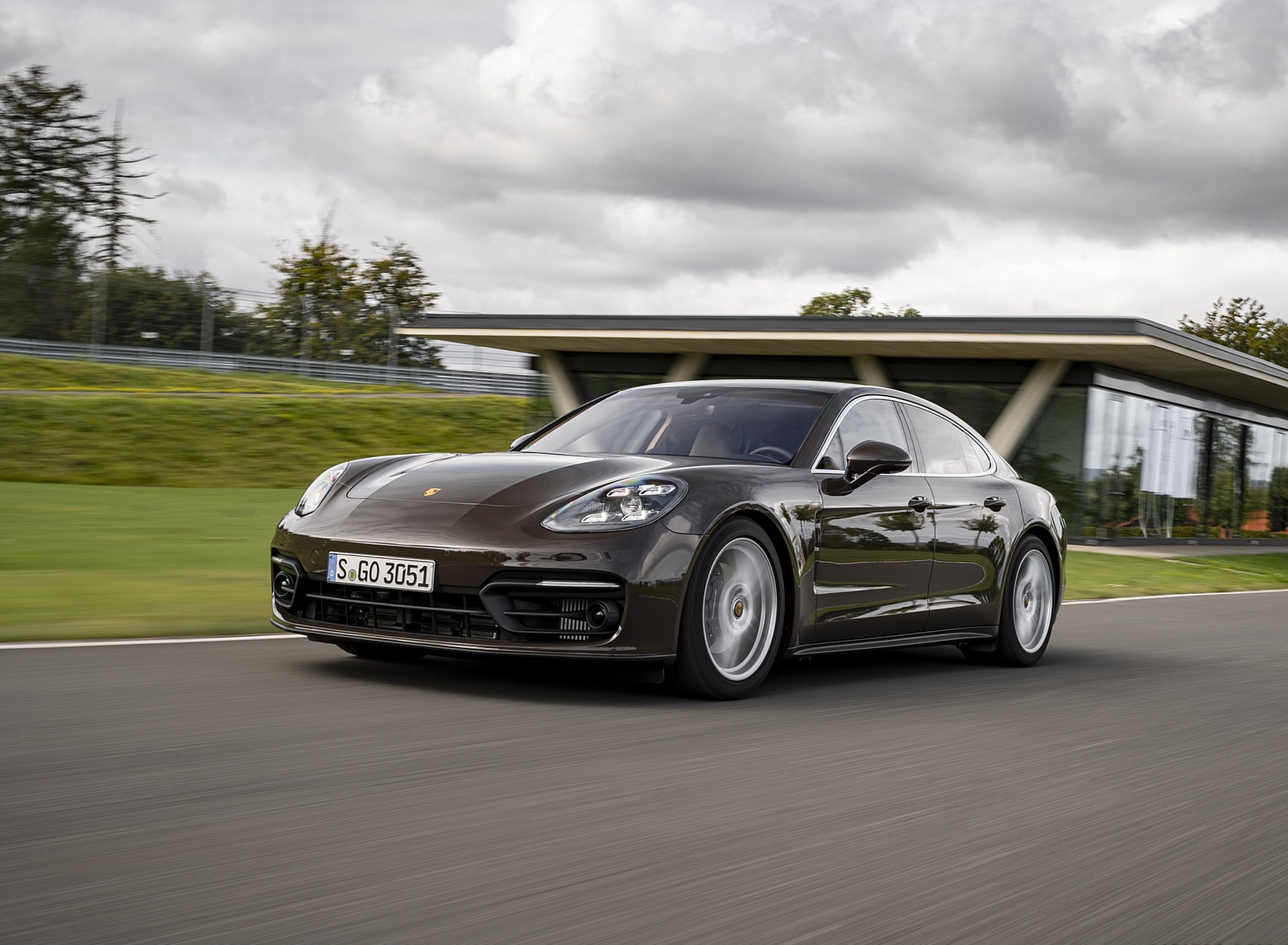 2021 Porsche Panamera 4 (Color: Truffle Brown Metallic) Front Three-Quarter Wallpapers (1)