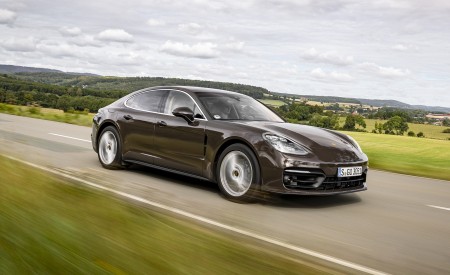 2021 Porsche Panamera 4 (Color: Truffle Brown Metallic) Front Three-Quarter Wallpapers 450x275 (3)