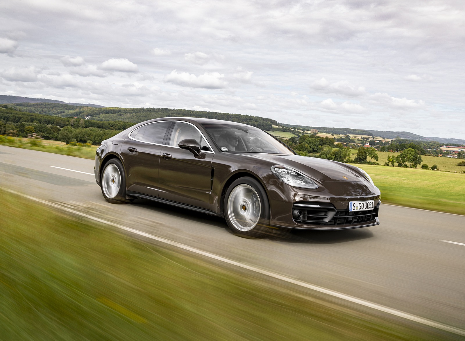 2021 Porsche Panamera 4 (Color: Truffle Brown Metallic) Front Three-Quarter Wallpapers (3)
