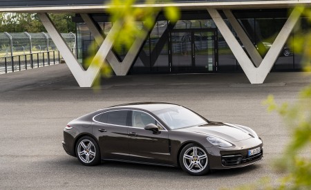 2021 Porsche Panamera 4 (Color: Truffle Brown Metallic) Front Three-Quarter Wallpapers 450x275 (17)