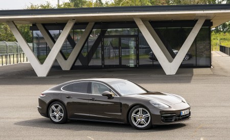 2021 Porsche Panamera 4 (Color: Truffle Brown Metallic) Front Three-Quarter Wallpapers 450x275 (8)