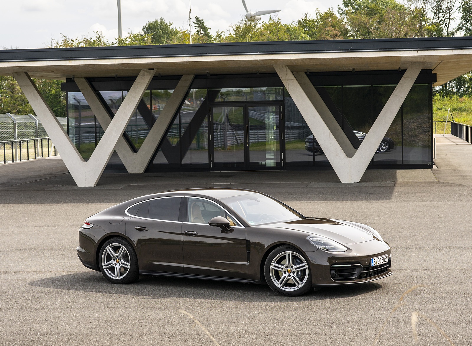 2021 Porsche Panamera 4 (Color: Truffle Brown Metallic) Front Three-Quarter Wallpapers (8)