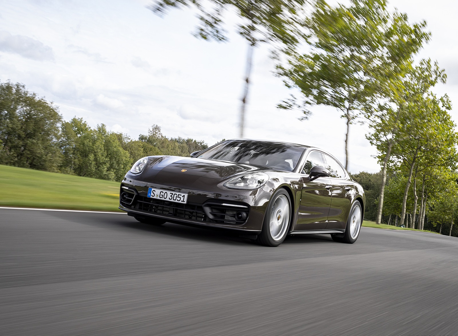 2021 Porsche Panamera 4 (Color: Truffle Brown Metallic) Front Three-Quarter Wallpapers (4)