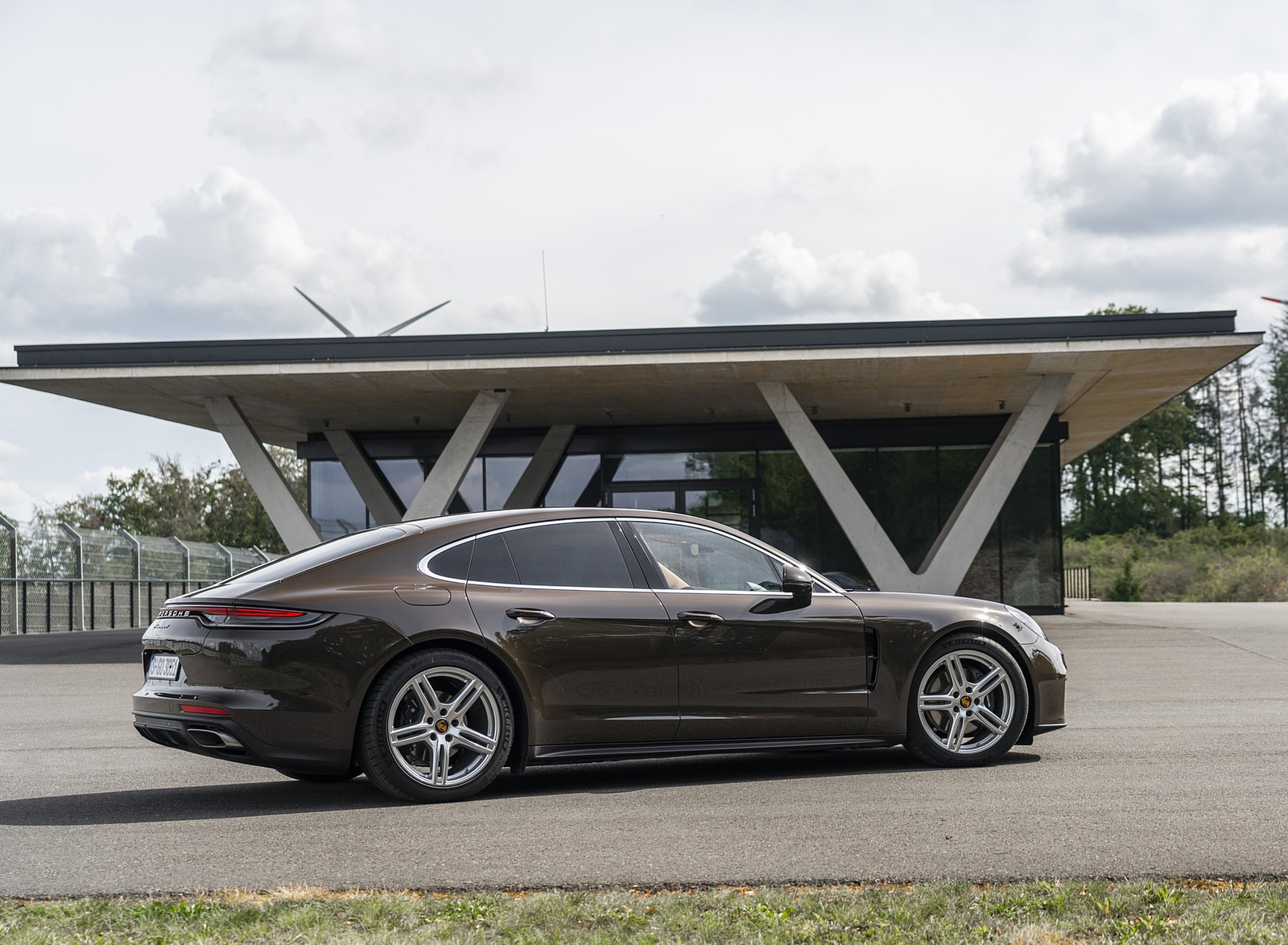 2021 Porsche Panamera 4 (Color: Truffle Brown Metallic) Side Wallpapers (10)