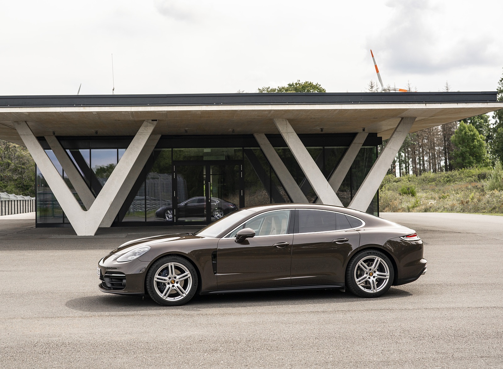 2021 Porsche Panamera 4 (Color: Truffle Brown Metallic) Side Wallpapers (11)