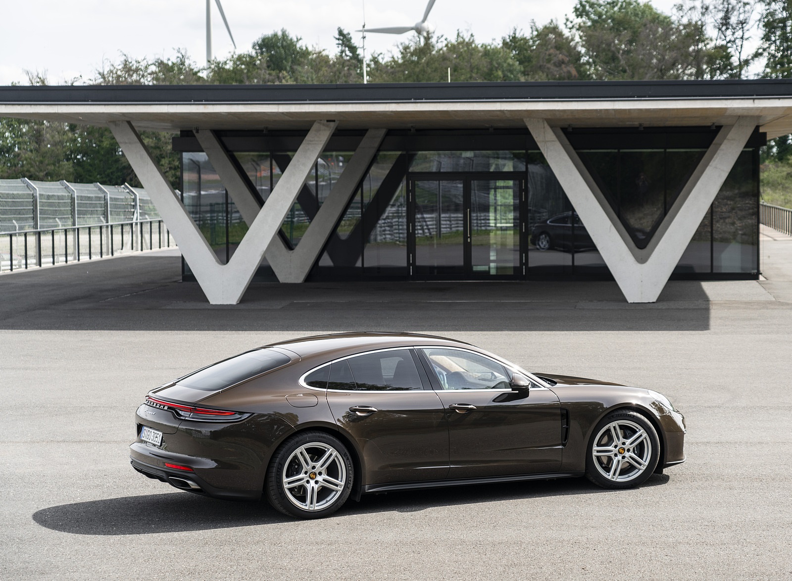 2021 Porsche Panamera 4 (Color: Truffle Brown Metallic) Side Wallpapers (12)