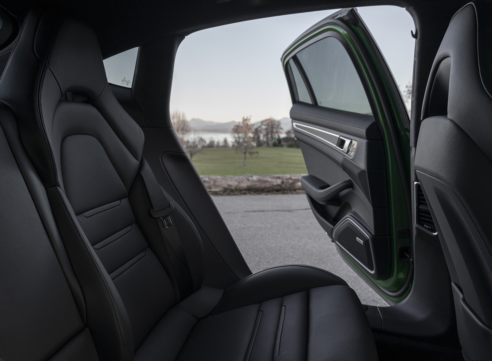 2021 Porsche Panamera 4S (Color: Mamba Green Metallic) Interior Rear Seats Wallpapers #42 of 46