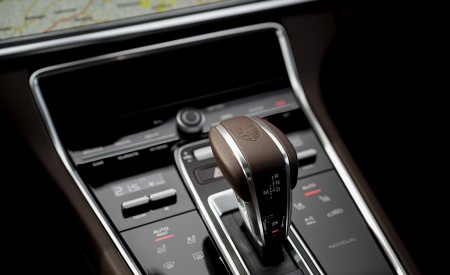 2021 Porsche Panamera 4S E-Hybrid (Color: Gentian Blue Metallic) Central Console Wallpapers 450x275 (101)