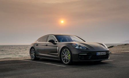 2021 Porsche Panamera 4S E-Hybrid (Color: Truffle Brown Metallic) Front Three-Quarter Wallpapers 450x275 (19)