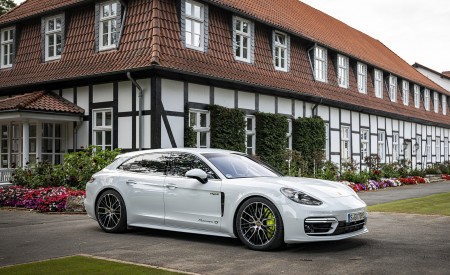2021 Porsche Panamera 4S E-Hybrid Sport Turismo (Color: Carrara White Metallic) Front Three-Quarter Wallpapers 450x275 (14)