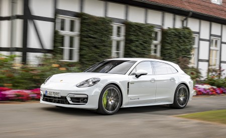 2021 Porsche Panamera 4S E-Hybrid Sport Turismo (Color: Carrara White Metallic) Front Three-Quarter Wallpapers 450x275 (9)