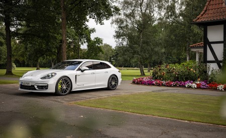 2021 Porsche Panamera 4S E-Hybrid Sport Turismo (Color: Carrara White Metallic) Front Three-Quarter Wallpapers 450x275 (15)
