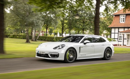 2021 Porsche Panamera 4S E-Hybrid Sport Turismo (Color: Carrara White Metallic) Front Three-Quarter Wallpapers 450x275 (3)