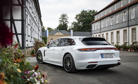 2021 Porsche Panamera 4S E-Hybrid Sport Turismo (Color: Carrara White Metallic) Rear Three-Quarter Wallpapers 450x275 (17)