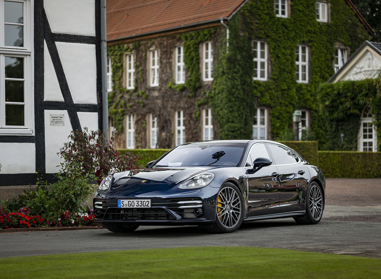 2021 Porsche Panamera Turbo S Executive (Color: Night Blue Metallic) Front Three-Quarter Wallpapers (14)