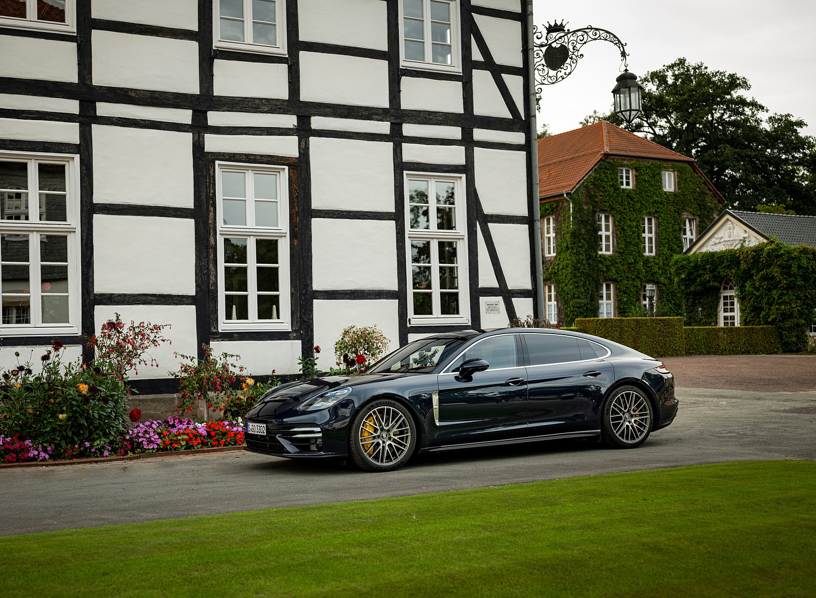2021 Porsche Panamera Turbo S Executive (Color: Night Blue Metallic) Front Three-Quarter Wallpapers (15)