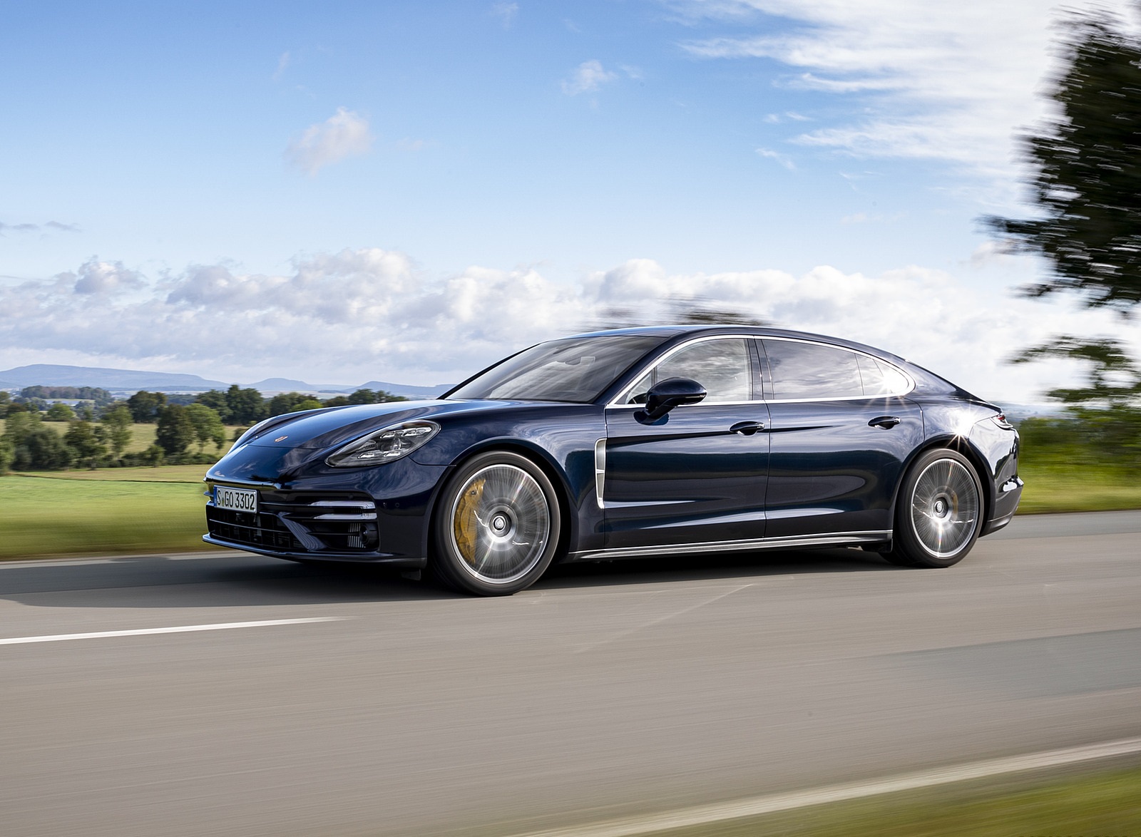 2021 Porsche Panamera Turbo S Executive (Color: Night Blue Metallic) Front Three-Quarter Wallpapers (2)
