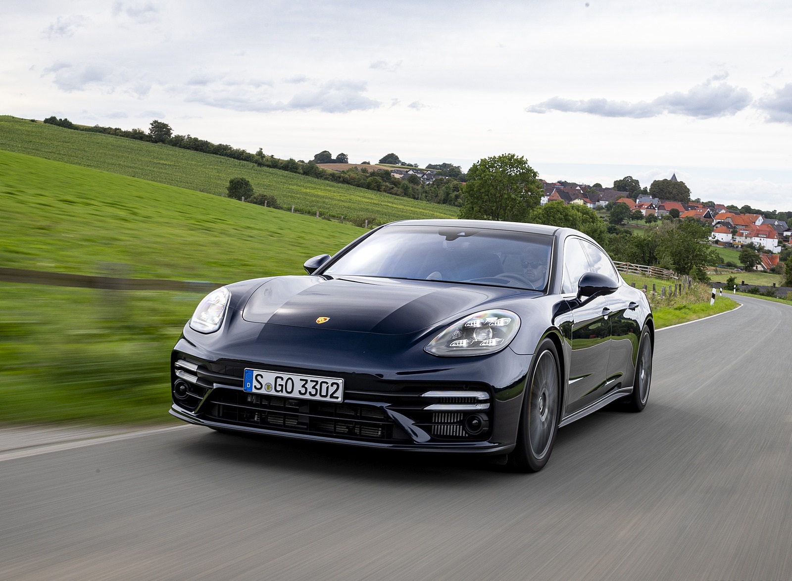2021 Porsche Panamera Turbo S Executive (Color: Night Blue Metallic) Front Three-Quarter Wallpapers (3)