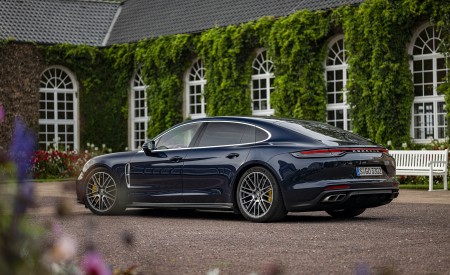 2021 Porsche Panamera Turbo S Executive (Color: Night Blue Metallic) Rear Three-Quarter Wallpapers 450x275 (17)