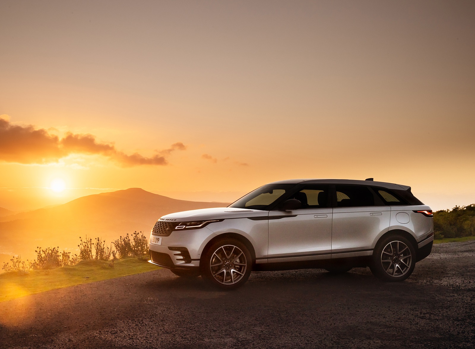 2021 Range Rover Velar P400e Plug-In Hybrid Front Three-Quarter Wallpapers (13)