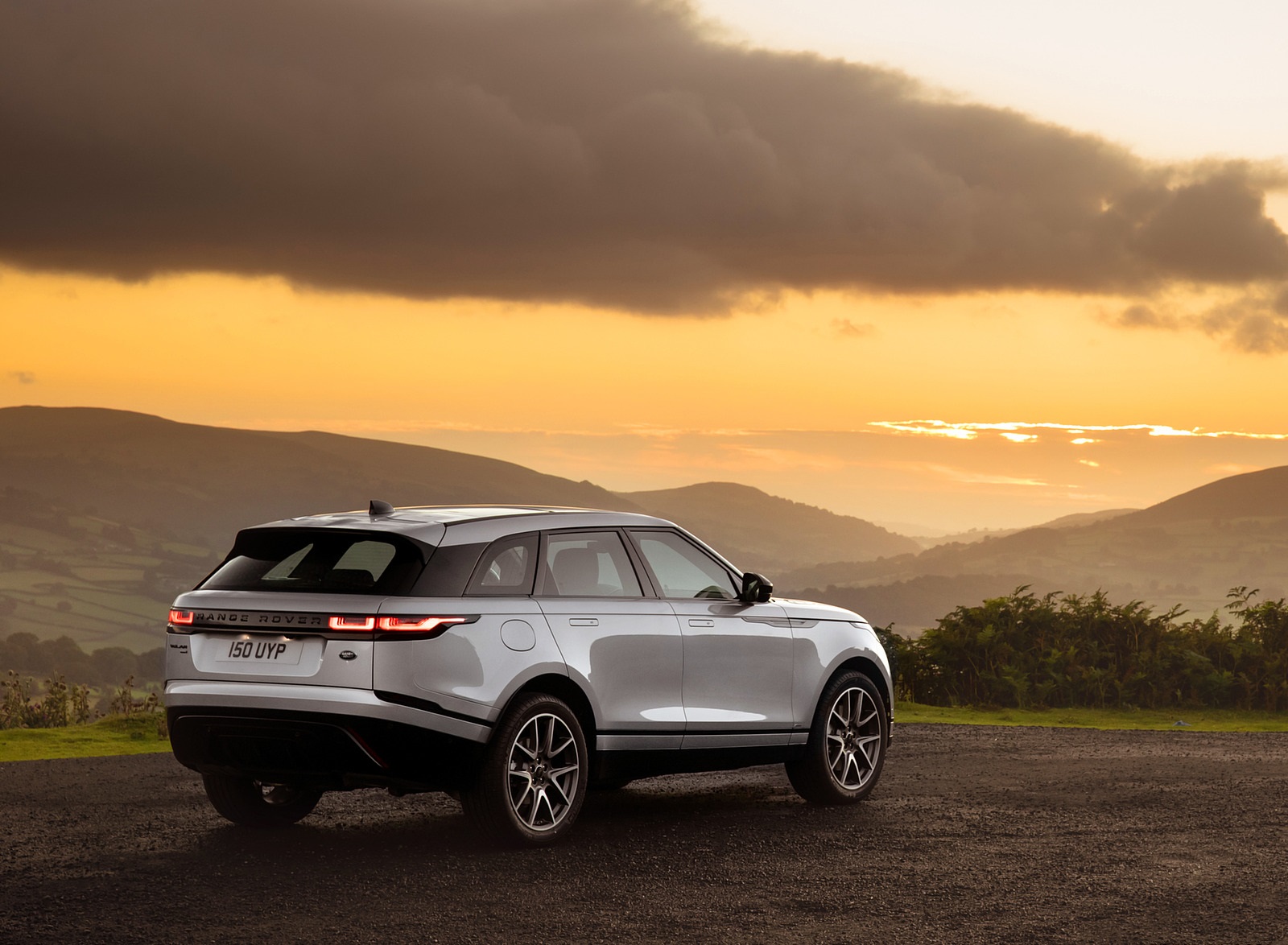 2021 Range Rover Velar P400e Plug-In Hybrid Rear Three-Quarter Wallpapers (14)