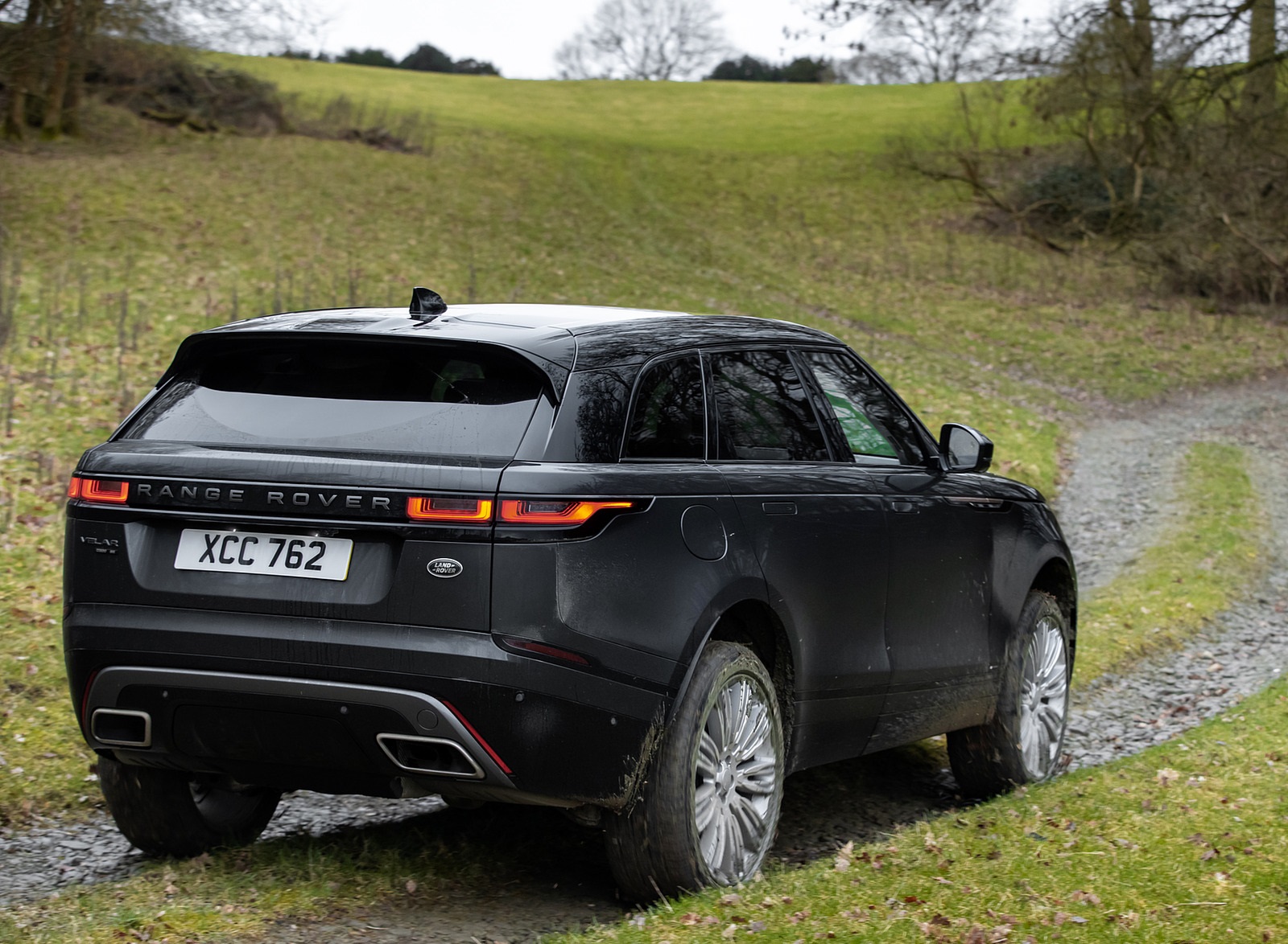 2021 Range Rover Velar d300 SE R-Dynamic MHEV Rear Three-Quarter Wallpapers (13)