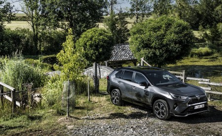 2021 Toyota RAV4 Plug-In Hybrid (Euro-Spec) Front Three-Quarter Wallpapers 450x275 (61)