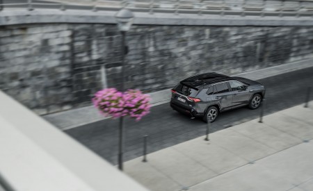 2021 Toyota RAV4 Plug-In Hybrid (Euro-Spec) Rear Three-Quarter Wallpapers 450x275 (50)