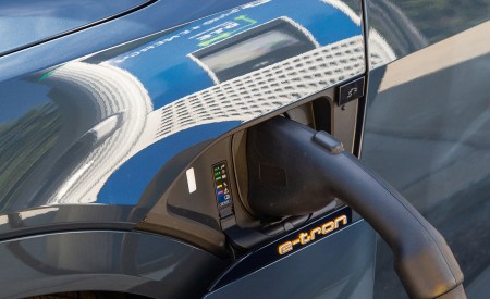 2020 Audi e-tron Sportback S-Line (US-Spec) Charging Wallpapers 450x275 (38)