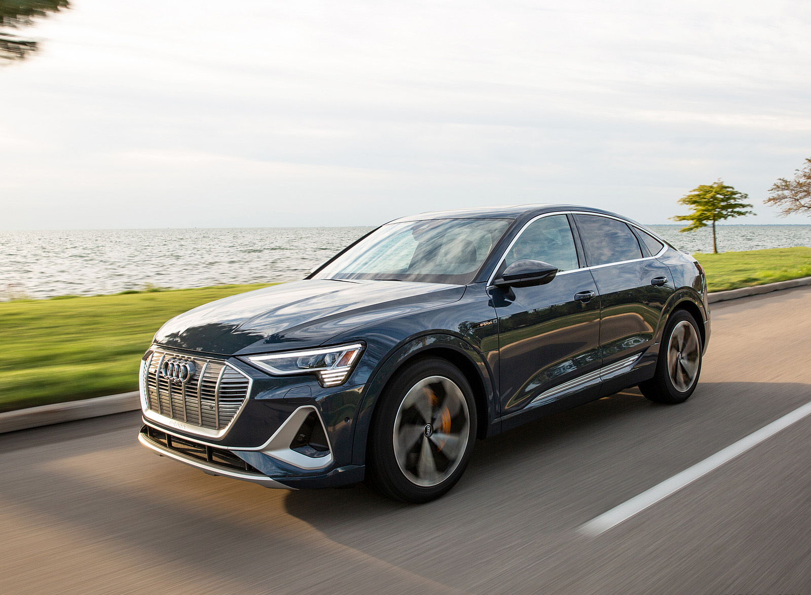 2020 Audi e-tron Sportback S-Line (US-Spec) Front Three-Quarter Wallpapers #3 of 64