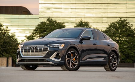 2020 Audi e-tron Sportback S-Line (US-Spec) Front Three-Quarter Wallpapers 450x275 (18)