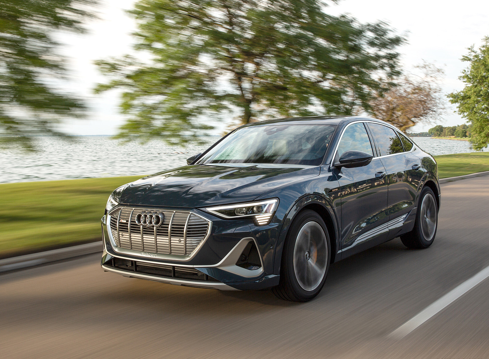 2020 Audi e-tron Sportback S-Line (US-Spec) Front Three-Quarter Wallpapers #4 of 64