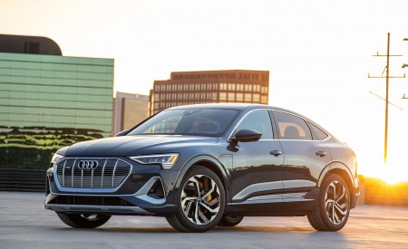 2020 Audi e-tron Sportback S-Line (US-Spec) Front Three-Quarter Wallpapers 450x275 (19)