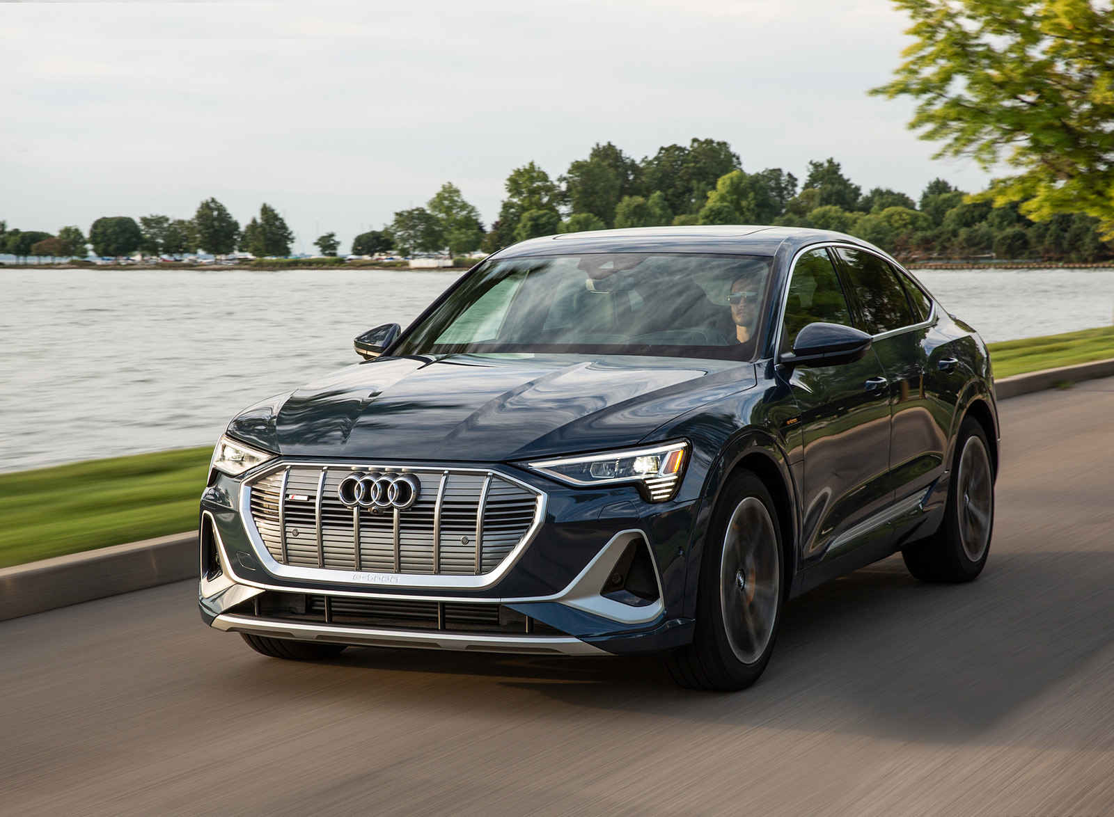 2020 Audi e-tron Sportback S-Line (US-Spec) Front Three-Quarter Wallpapers  (1)