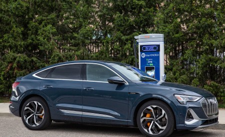 2020 Audi e-tron Sportback S-Line (US-Spec) Front Three-Quarter Wallpapers 450x275 (16)