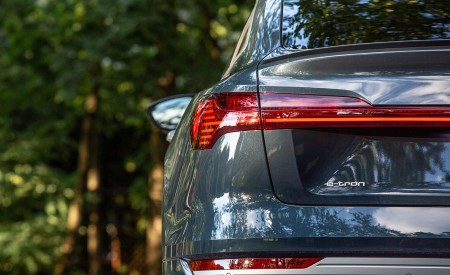 2020 Audi e-tron Sportback S-Line (US-Spec) Tail Light Wallpapers 450x275 (47)