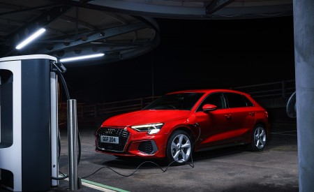 2021 Audi A3 Sportback TFSI e Plug-In Hybrid (UK-Spec) Front Three-Quarter Wallpapers 450x275 (77)