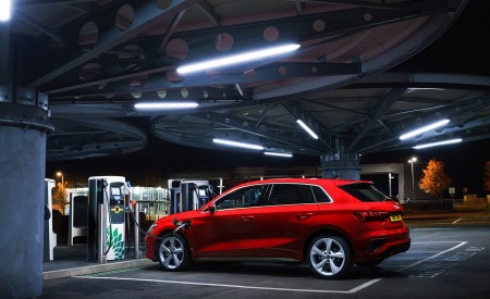 2021 Audi A3 Sportback TFSI e Plug-In Hybrid (UK-Spec) Rear Three-Quarter Wallpapers 450x275 (78)