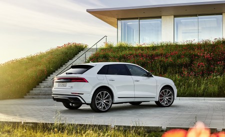 2021 Audi Q8 TFSI e Plug-In Hybrid (Color: Glacier White) Rear Three-Quarter Wallpapers  450x275 (12)
