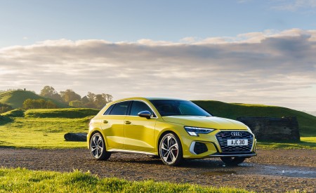 2021 Audi S3 Sportback (UK-Spec) Front Three-Quarter Wallpapers 450x275 (46)