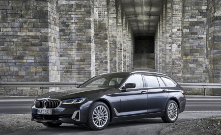 2021 BMW 5 Series Touring Front Three-Quarter Wallpapers  450x275 (59)