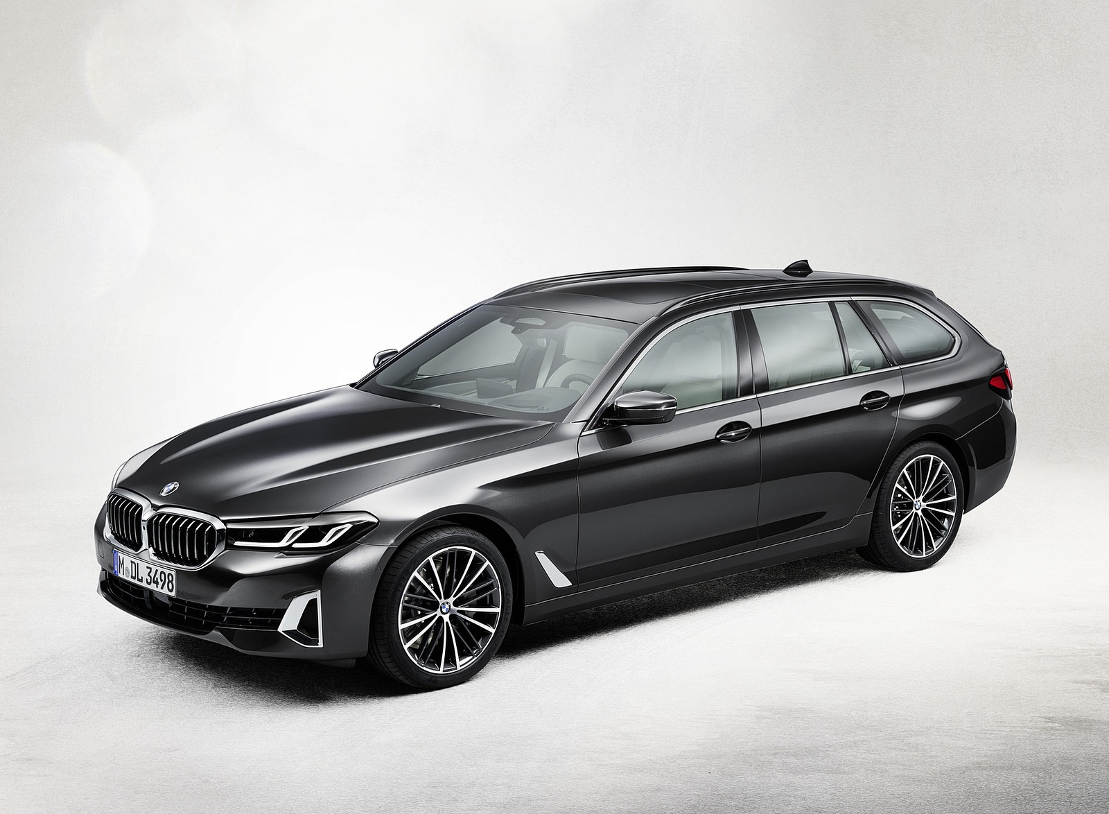 2021 BMW 5 Series Touring Front Three-Quarter Wallpapers  (15)