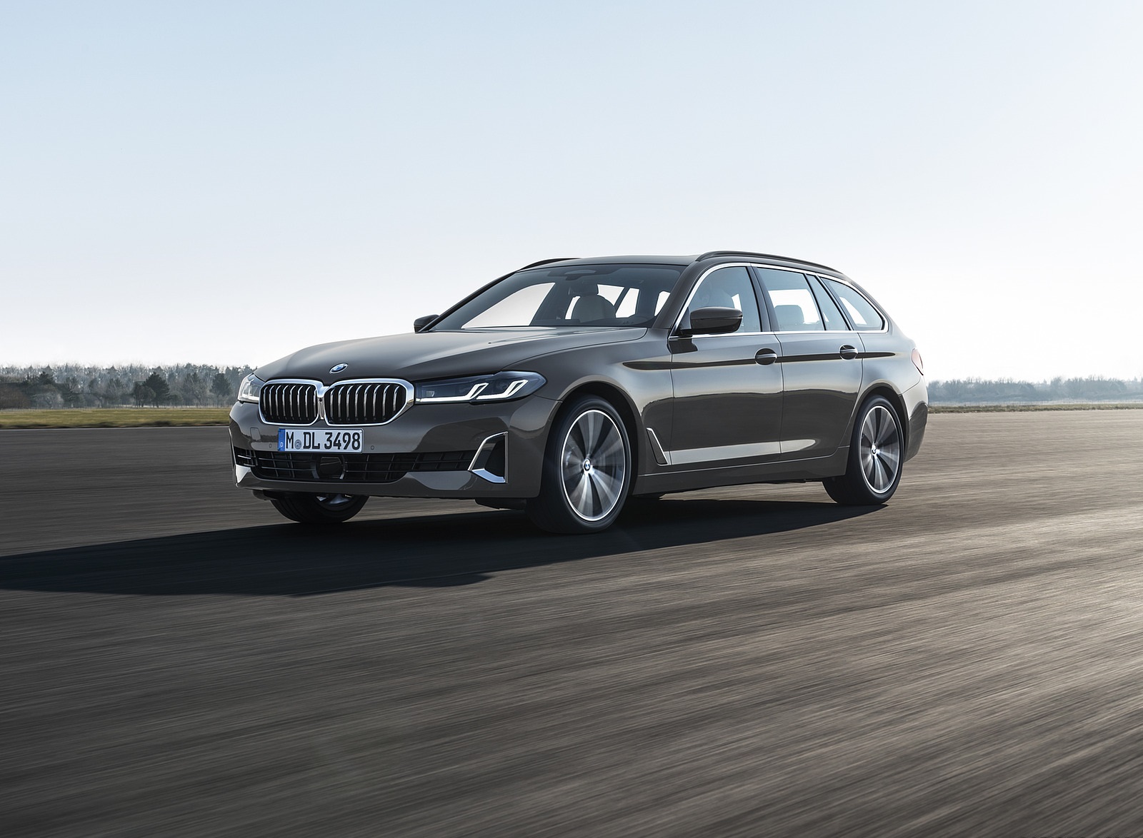 2021 BMW 5 Series Touring Front Three-Quarter Wallpapers  (8)