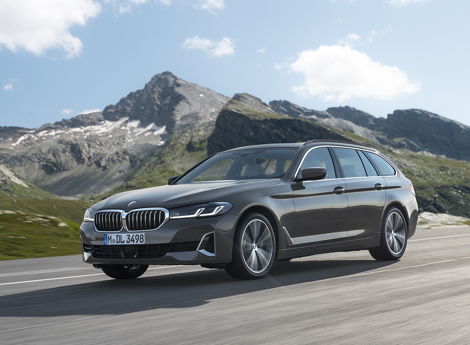 2021 BMW 5 Series Touring Front Three-Quarter Wallpapers  (4)