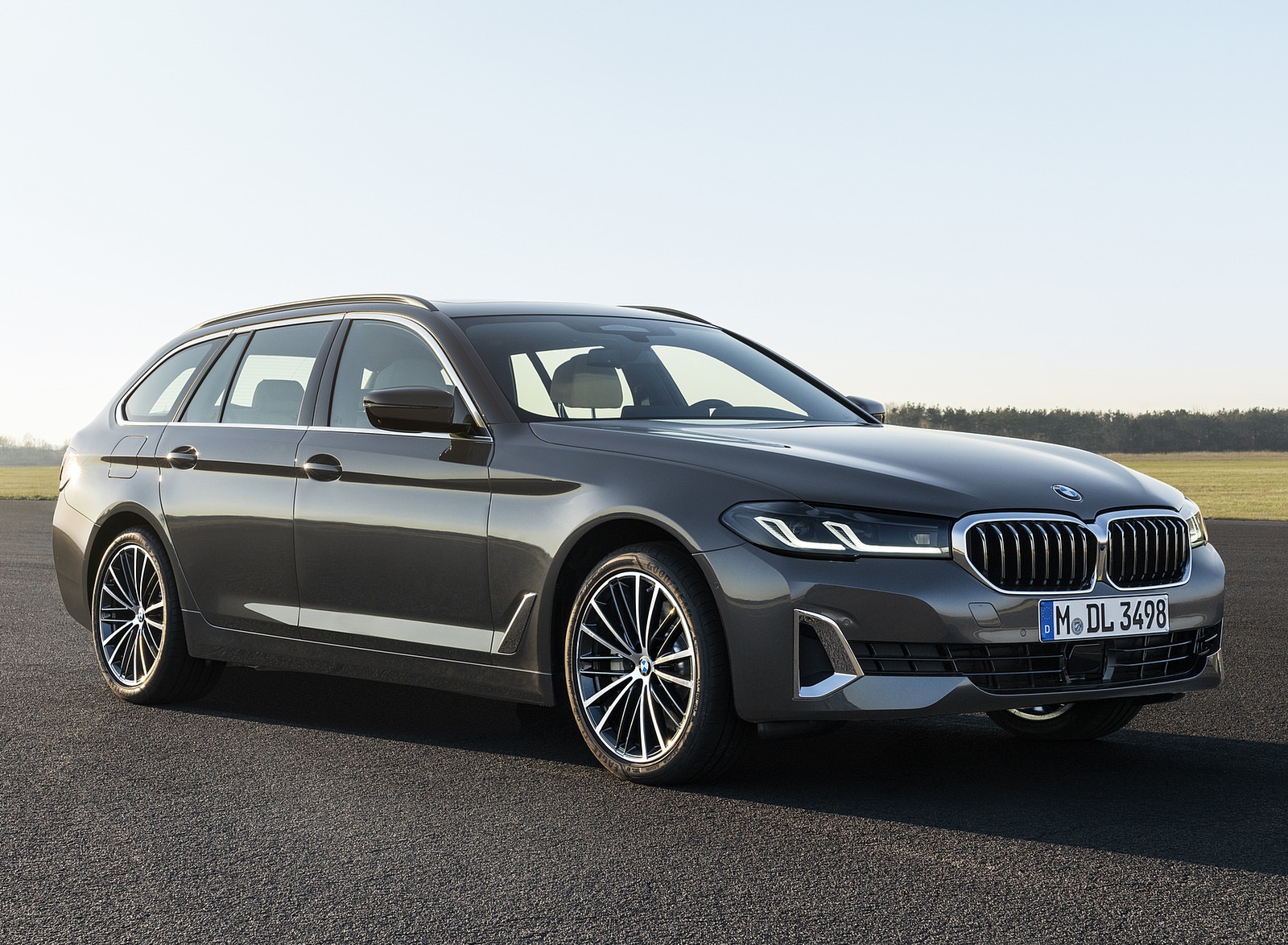 2021 BMW 5 Series Touring Front Three-Quarter Wallpapers (13)
