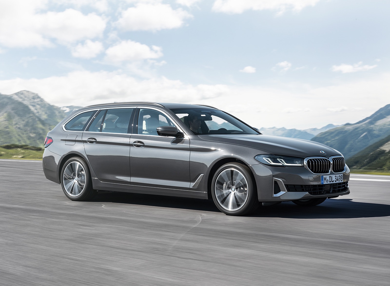 2021 BMW 5 Series Touring Front Three-Quarter Wallpapers (5)