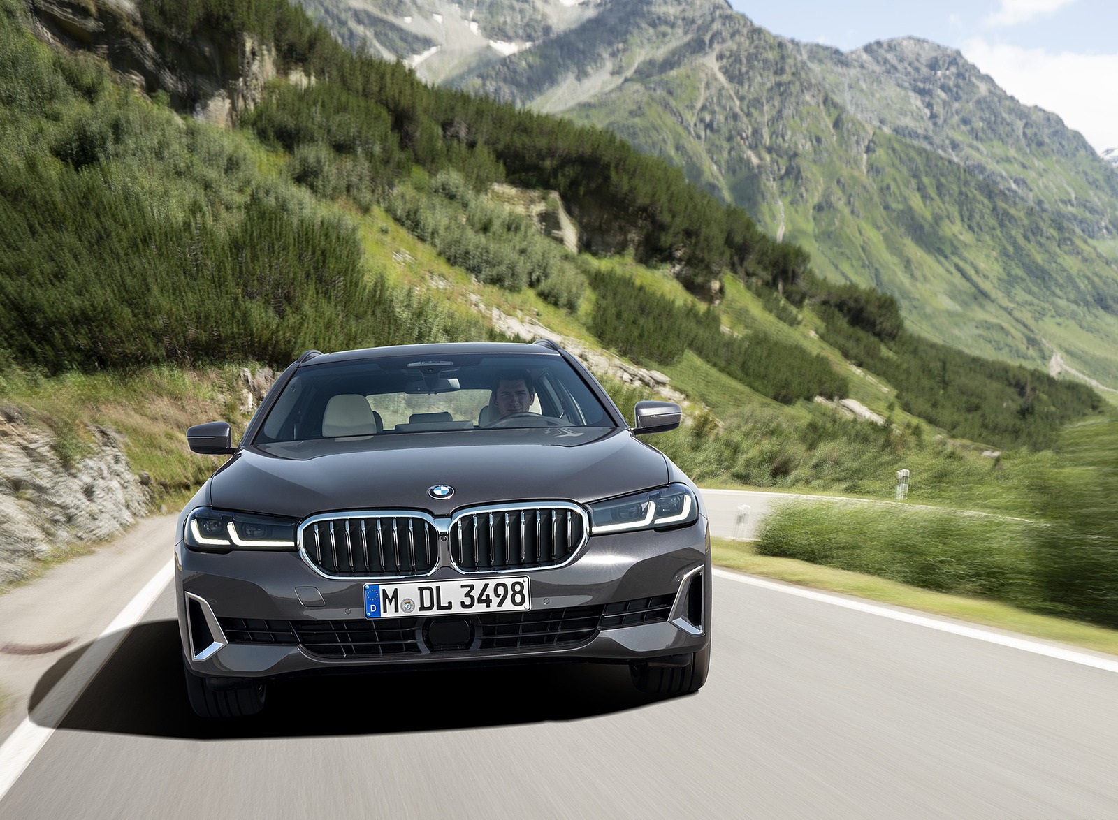 2021 BMW 5 Series Touring Front Wallpapers (2)